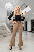 Pantalón Flare Elegante con Cinturón Dorado- Beige oscuro
