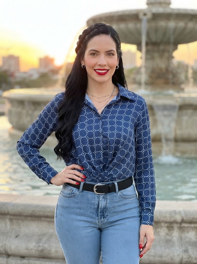 Blusa Elegante Geométrica Azul – Estilo Ejecutivo y Casual Chic