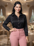 Camisa Formal de Satín Oscuro con Bolsillo Frontal y Botones Metálicos- Negro
