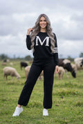 Conjunto Casual de Suéter con Detalle "M" y Pantalón Tejido Negro