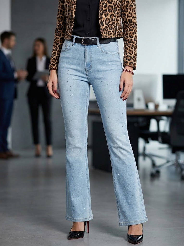 Pantalón Jeans Tiro Alto Flare / Bootcut con pedrería SKY Denim – Azul Claro